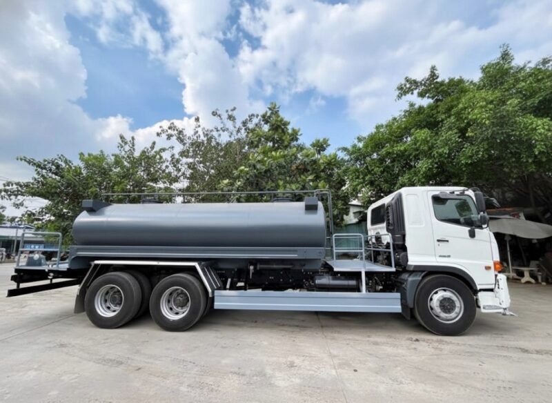 Xe bồn 14 khối Hino FL e5 3 chân phun nước rửa đường tưới cây xi téc 14m3 Xe bồn 14 khối Hino FL e5 3 chân phun nước rửa đường tưới cây xi téc 14m3