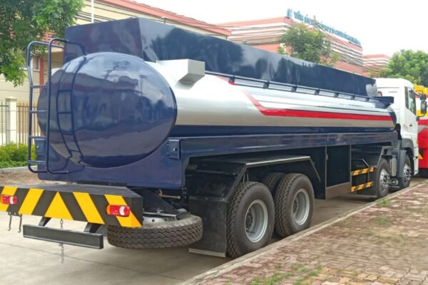 Xe bồn chở xăng dầu 22 khối UD Trucks 4 chân nhập khẩu Thái Lan 22m3