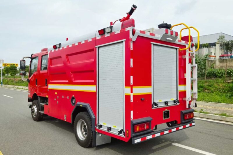Xe ô tô chữa cháy 5 khối Dongfeng 4x4 cứu hoả 5m3 nhập khẩu