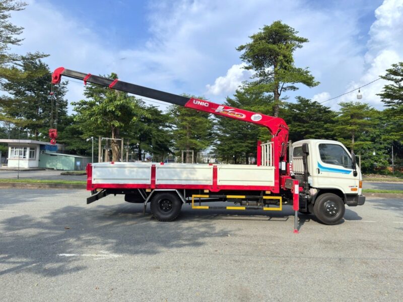 Xe tải 5 tấn Hyundai Mighty W11SL lắp cẩu Unic 340 3 tấn 4 khúc