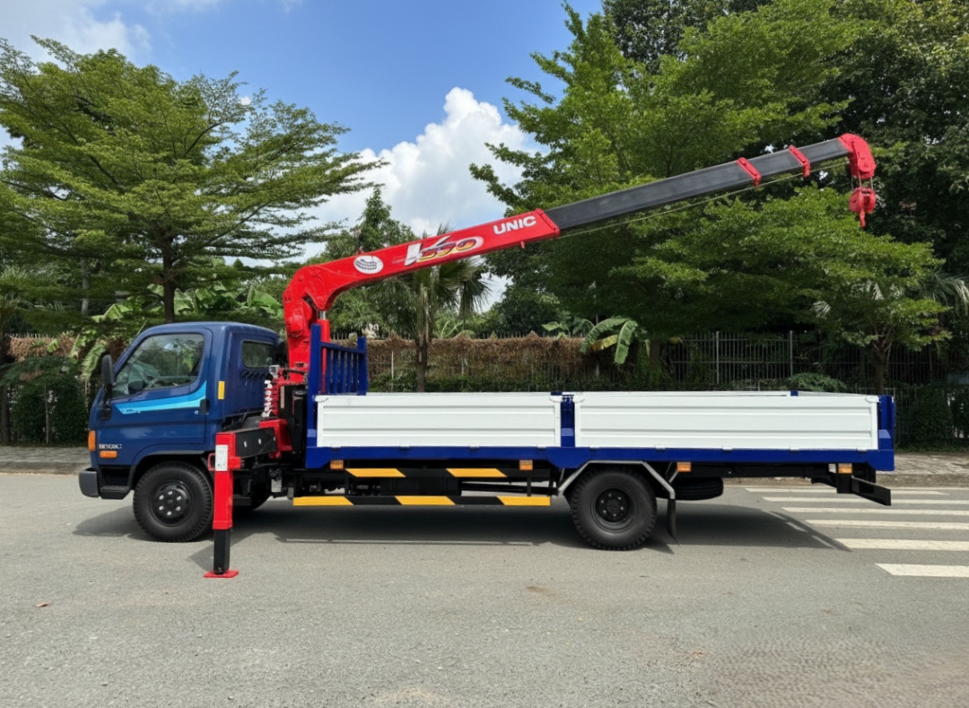 Xe tải 5 tấn Hyundai Mighty W11XL lắp cẩu 3 tấn 4 khúc Unic 370