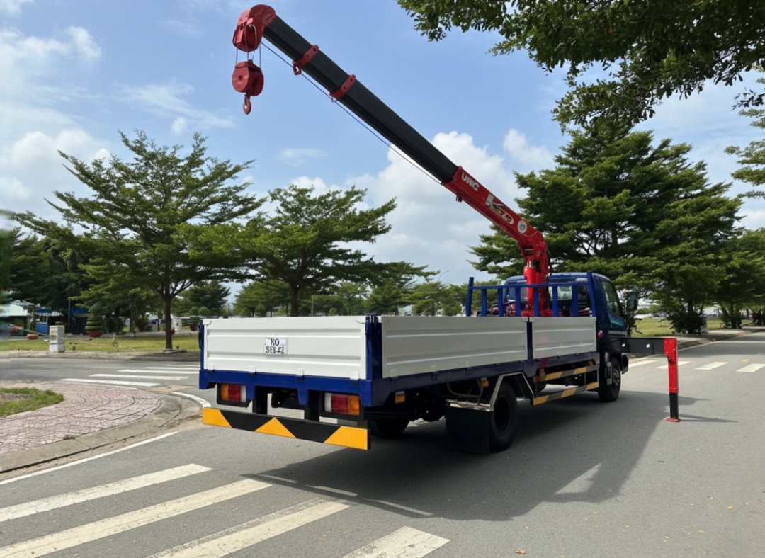 Xe tải 5 tấn Hyundai Mighty W11XL lắp cẩu 3 tấn 4 khúc Unic 370