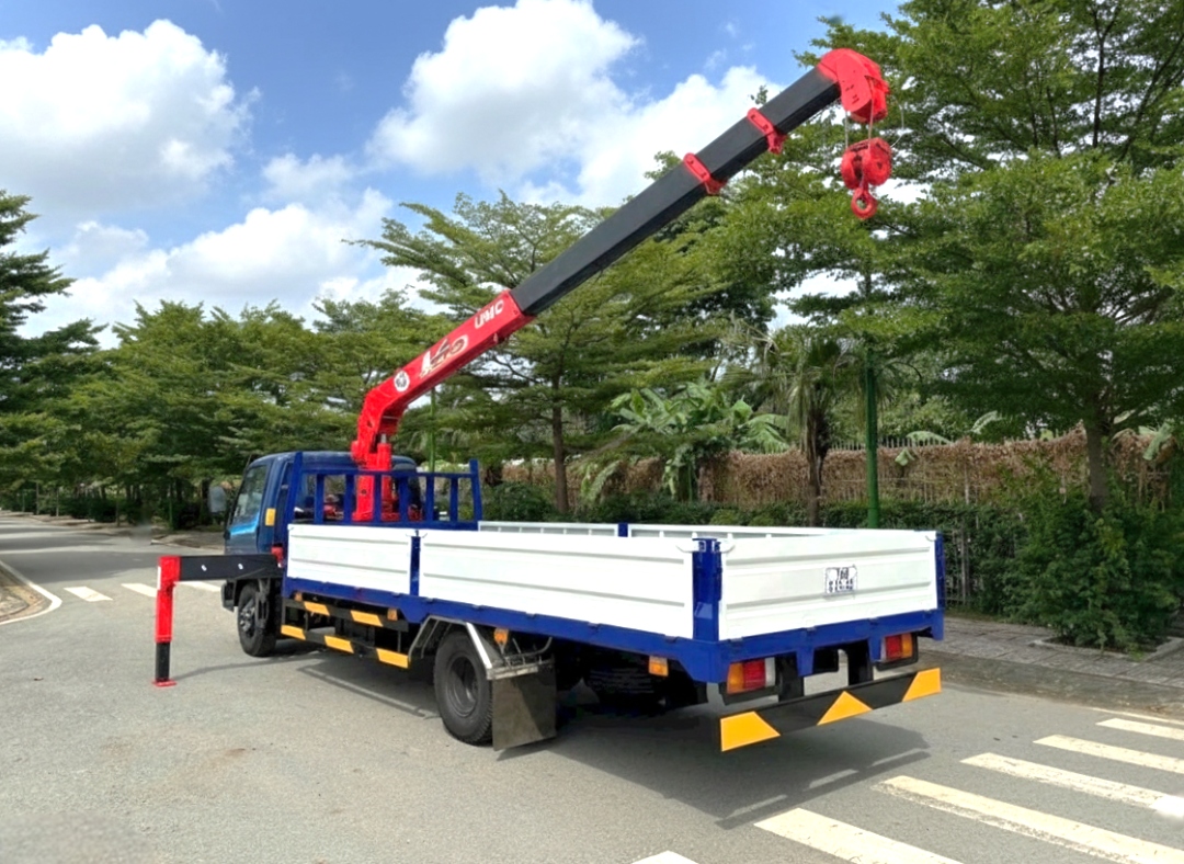 Xe tải 5 tấn Hyundai Mighty W11XL lắp cẩu 3 tấn 4 khúc Unic 370