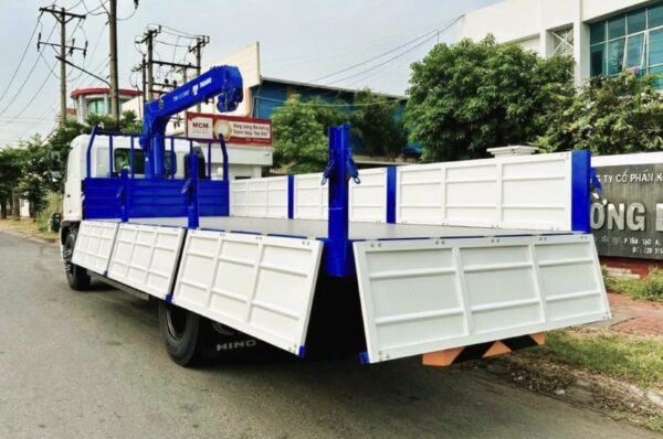 Xe tải 8 tấn Hino FG lắp cẩu 3 tấn 4 đoạn Tadano Z300