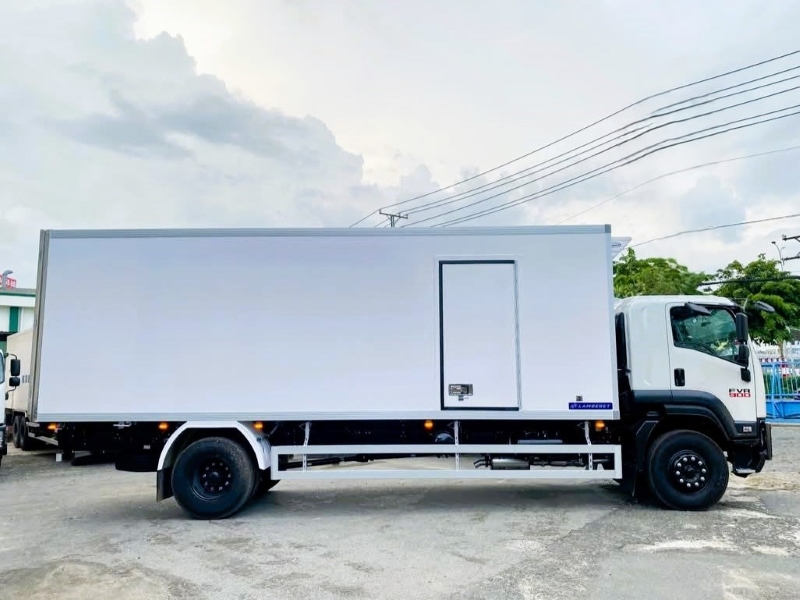 Xe tải 8 tấn Isuzu FVR thùng đông lạnh