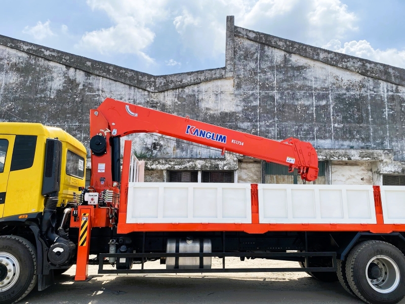 Xe tải Dongfeng Hoàng Huy B180 lắp cẩu Kanglim 7 tấn 4 đốt KS1754