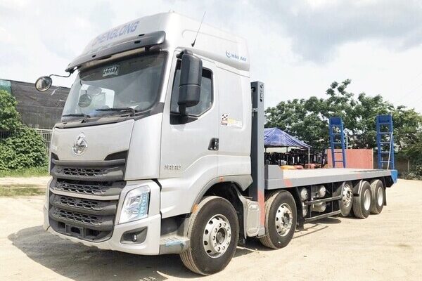xe ô tô nâng đầu Chenglong 5 chân H5 chở máy công trình