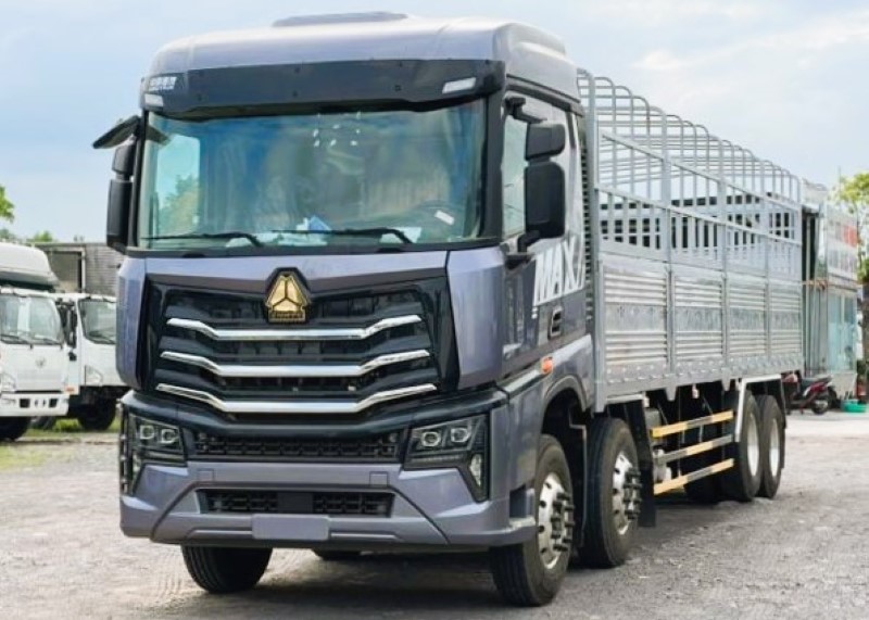 Xe tải Howo MAX 400HP 4 chân 18 tấn thùng mui bạt 9m7