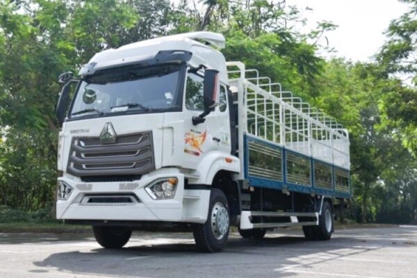 Xe tải Howo NX 240Hp 9 tấn thùng mui bạt 8m5