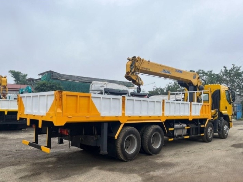 Xe tải Chenglong 4 chân lắp cẩu XCMG 15 tấn 5 đoạn